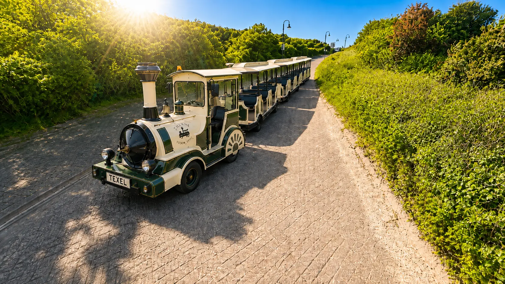 De Texelse Strand Express rijdt door de duinen richting De Koog.
